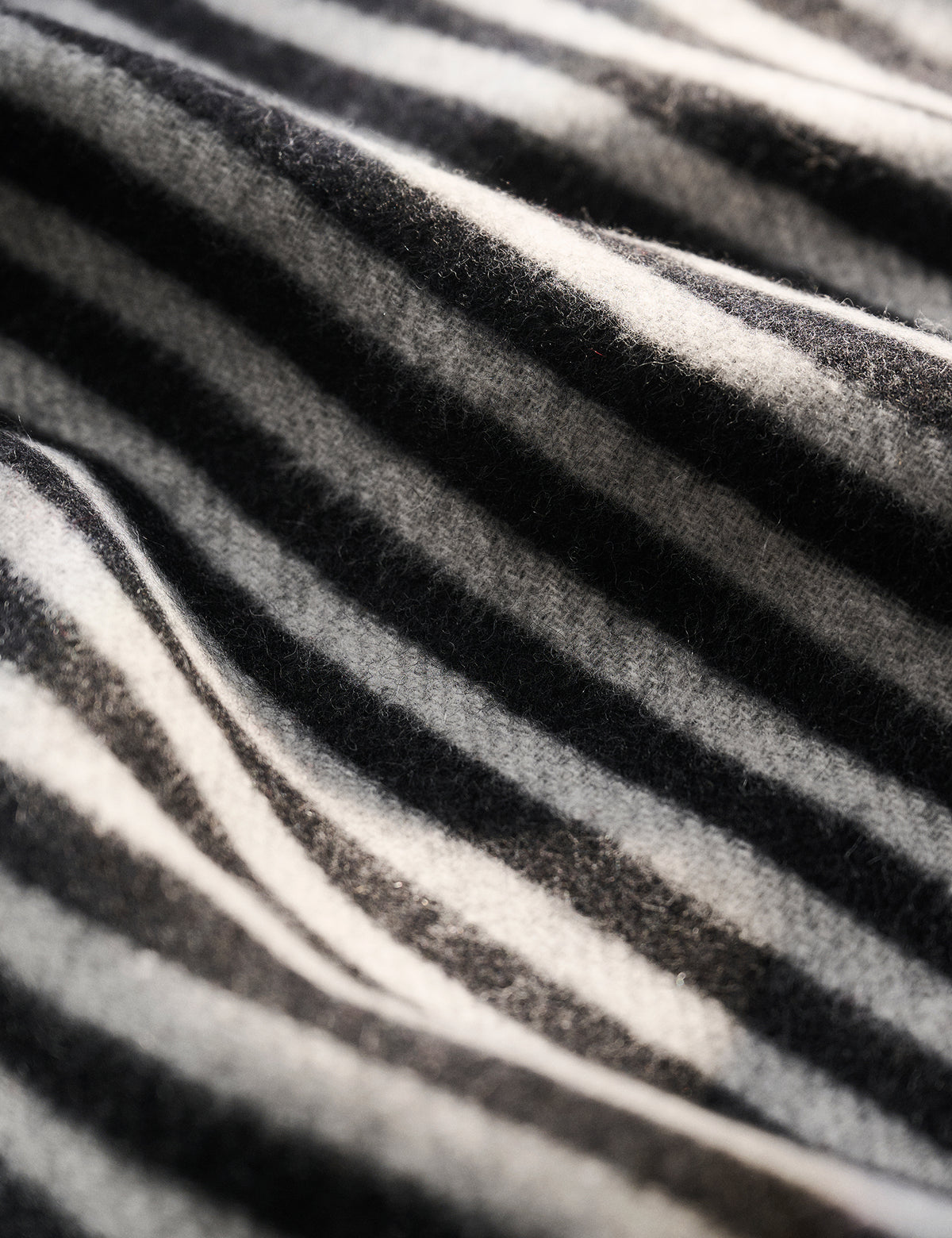 100% Cashmere Premium Ellen Scarf, Black / White